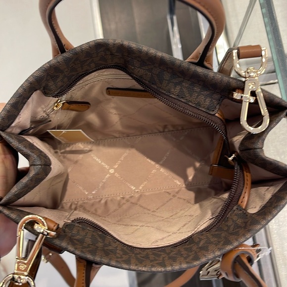 MICHAEL KORS
Mirella Small Logo Crossbody Bag
Brown 
NWT - Picture 7 of 16